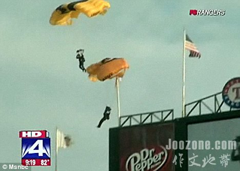 US Army parachutist gets stuck on a flagpole 美国老兵跳伞跳到美国旗杆上