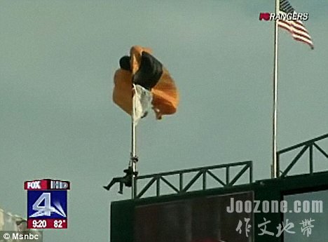 US Army parachutist gets stuck on a flagpole 美国老兵跳伞跳到美国旗杆上